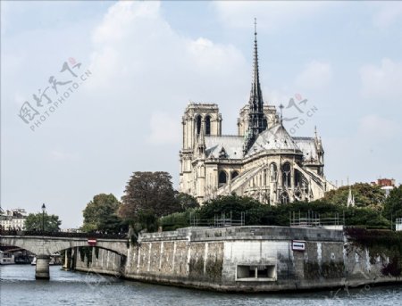 塞纳河畔趵巴黎圣母院