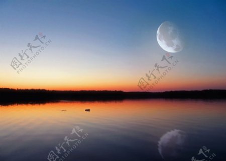月亮倒映在湖面上