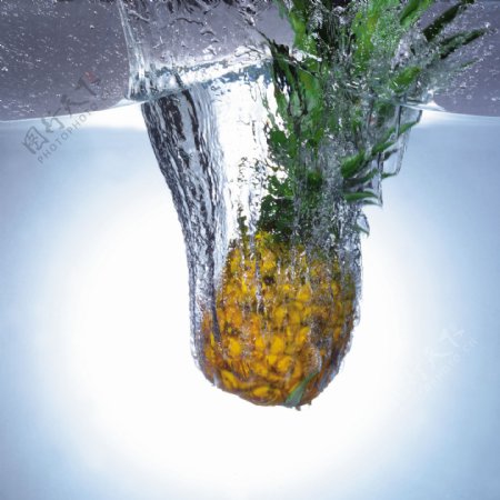 水中的菠萝
