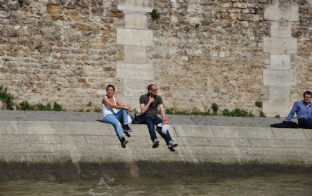 巴黎赛纳河岸上的情侣