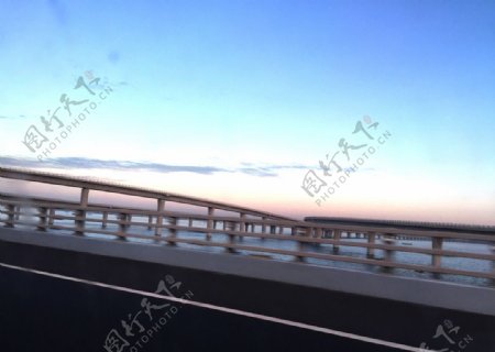 晨曦中的跨海大桥