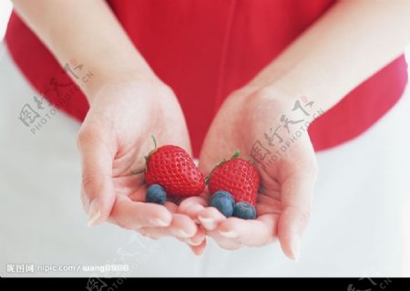 双手水果草莓