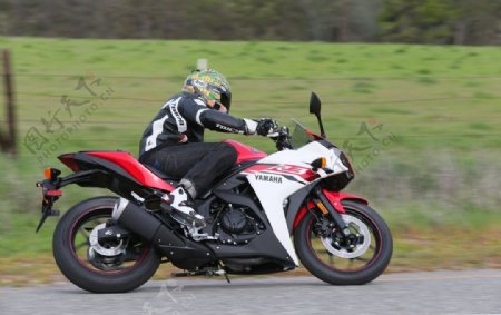 雅马哈YZFR3摩托车