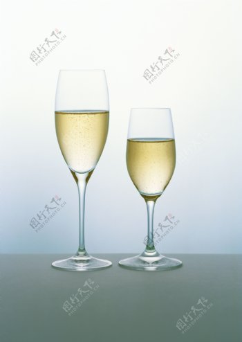 两杯洋酒摄影图片