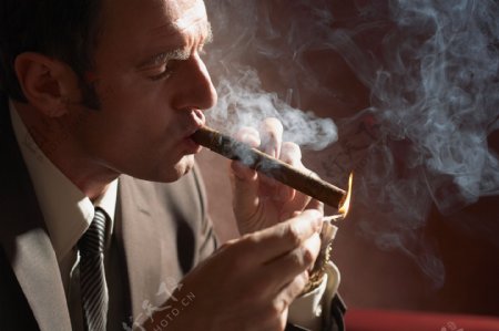 抽雪茄的外国男人图片