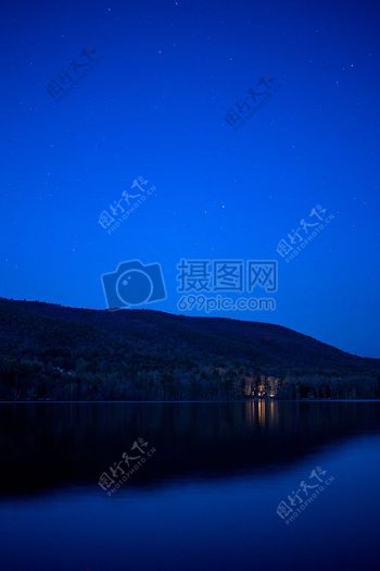 景观山自然夜水树湖星星反射蓝色小时