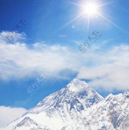蓝天白云阳光雪山图片