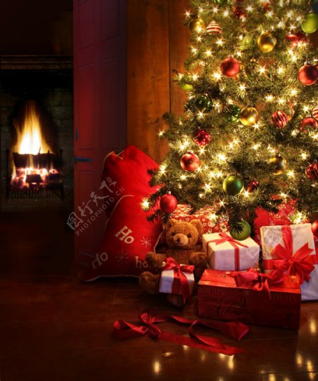 圣诞节礼物与圣诞树图片