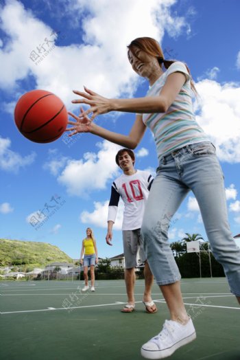 打篮球的男生女生图片