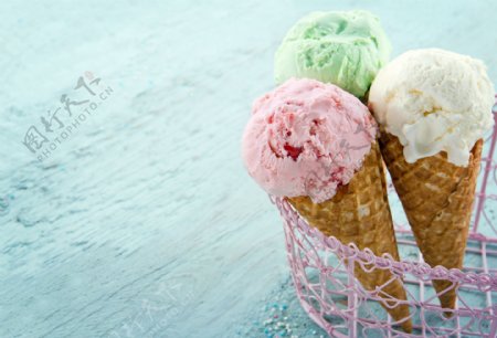 3种口味的冰淇淋图片