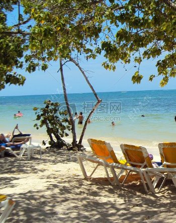 蓝天沙滩沙水树躺椅