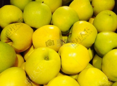 堆放的黄色苹果