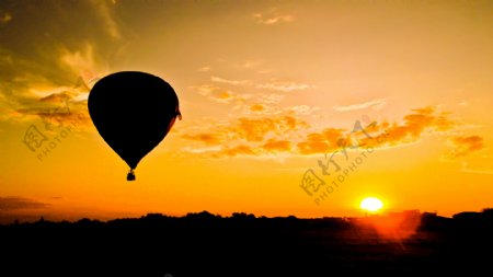 黄昏下的热气球摄影图片