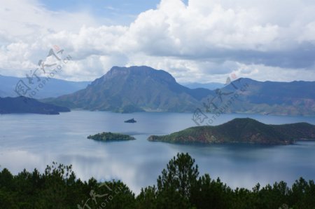 湖泊云朵山峰风景图片