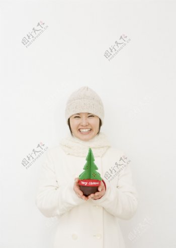冬季美女与圣诞树图片图片