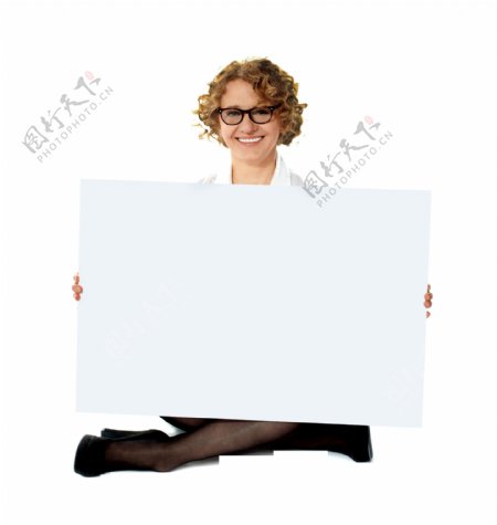 抱着白板坐着的美女图片