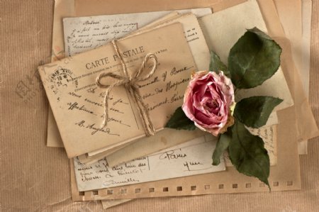 信封与玫瑰花图片