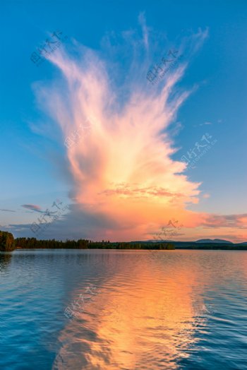 美丽湖面风景图片