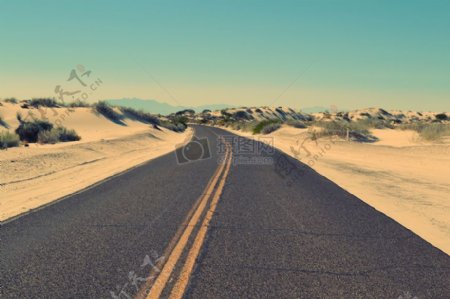 在沙漠中建造的公路