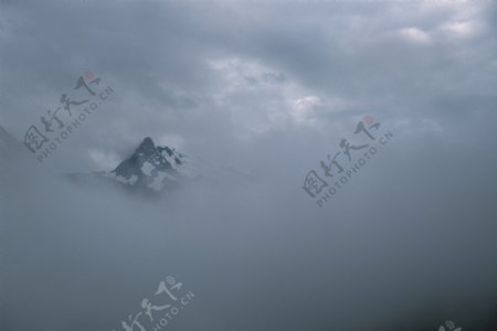 雾中的山图片图片