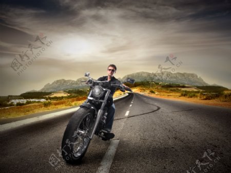 摩托车帅哥图片