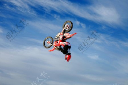 空中摩托车极限运动图片