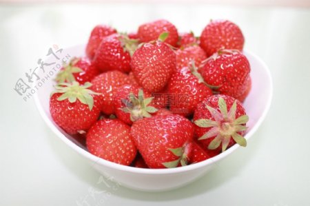 碗里的水果草莓