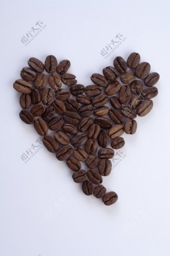 咖啡豆组成的心形图案图片