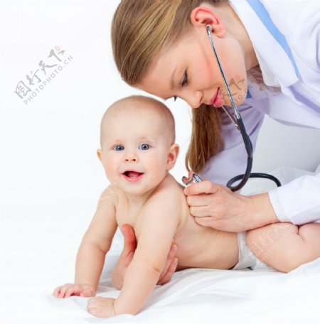听诊器检查宝宝的医生图片