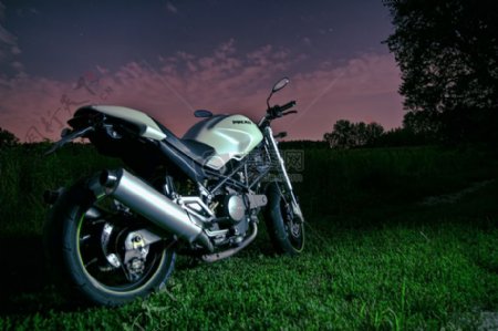 晚上自行车摩托车摩托车杜卡迪怪物600