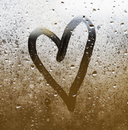 雨天玻璃窗上画的心形图片