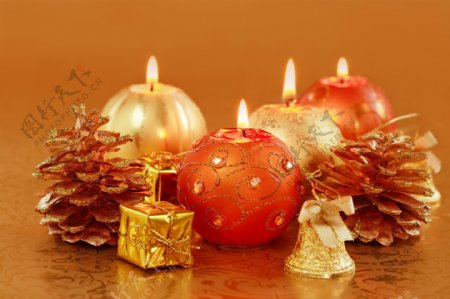 蜡烛与圣诞装饰图片