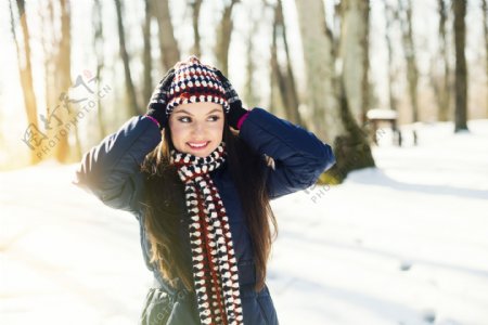 雪地玩耍的美女图片