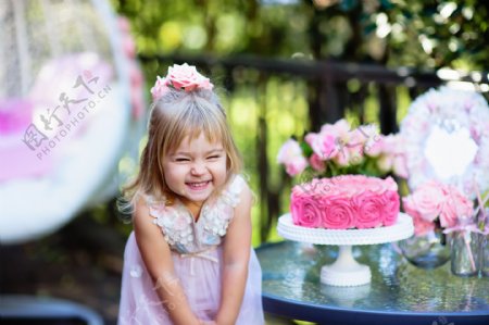 开心的女孩与生日蛋糕图片