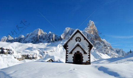 雪山中的教堂