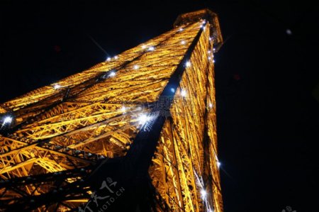 灯火辉煌的埃菲尔铁塔