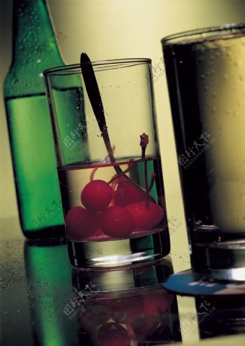 桌子上酒瓶和酒杯图片