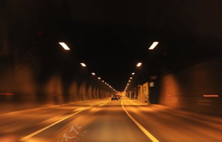 隧道中的轿车图片