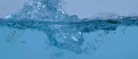 清新水面水底冒起空气泡主视觉分割高清视频实拍