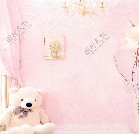 坐在墙根的小熊影楼摄影背景图片