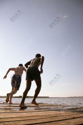 木板上奔跑跳水的人物图片