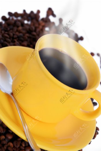 冒热气的美味咖啡和咖啡豆图片