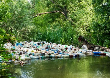 河边堆积的塑料瓶图片