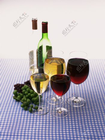 餐桌上的葡萄与葡萄酒写真图片
