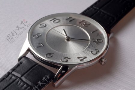 时尚的银色手表图片