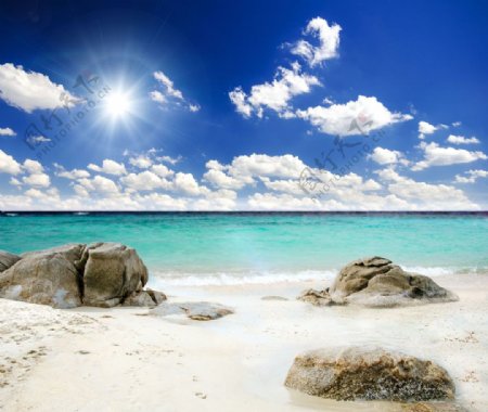 蓝天白云下的沙滩风景图片