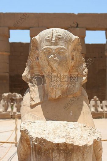 阳光下的埃及雕塑