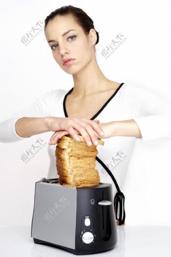 吃面包的美女图片