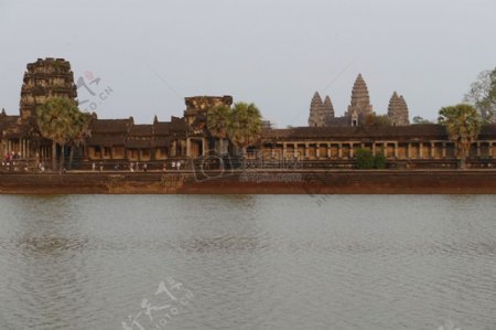 河水边的寺庙