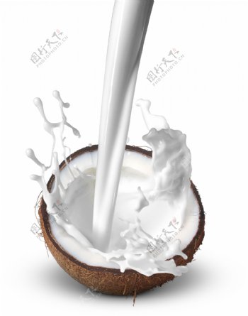 倒牛奶与切开的椰子图片